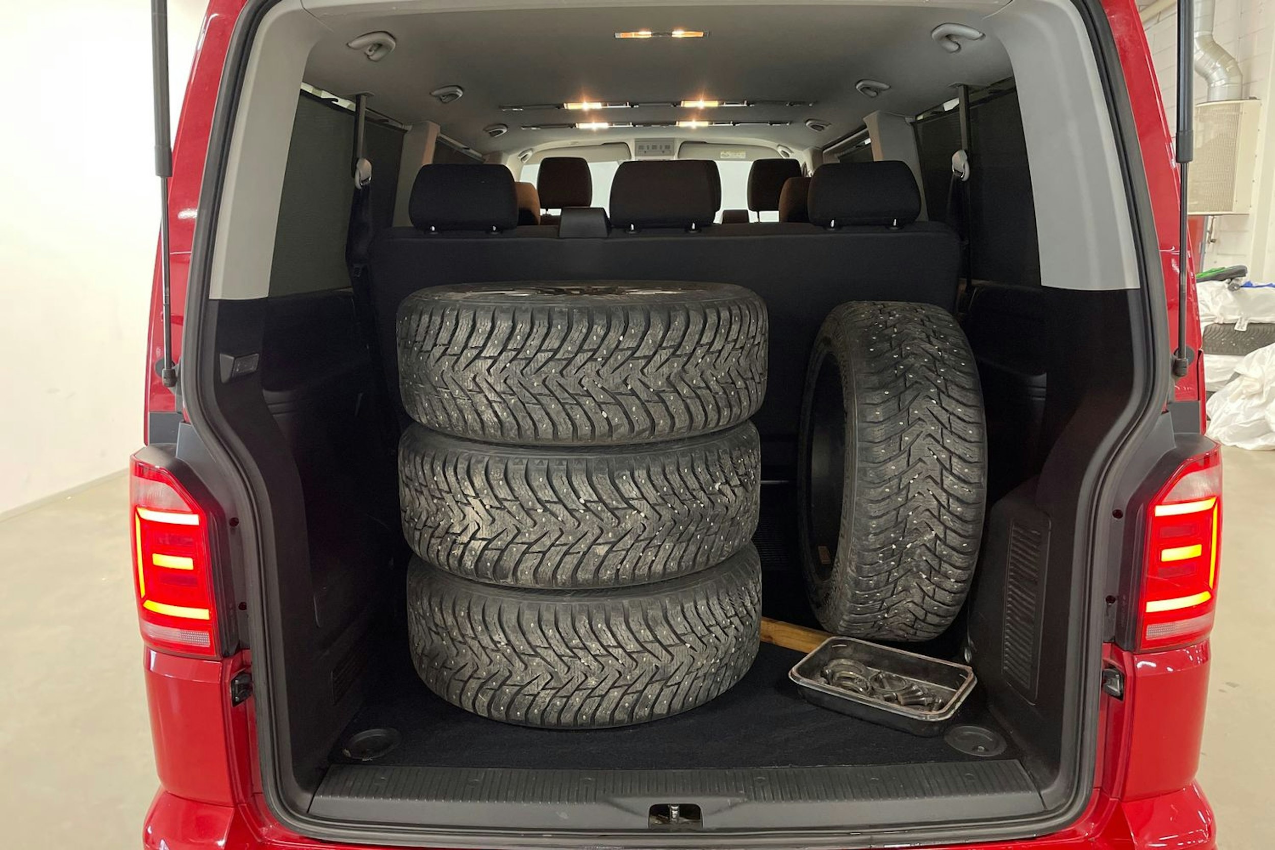 punainen Volkswagen Caravelle 2016 kuva 24.