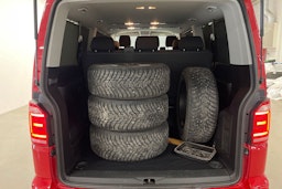 punainen Volkswagen Caravelle 2016 kuva 24.