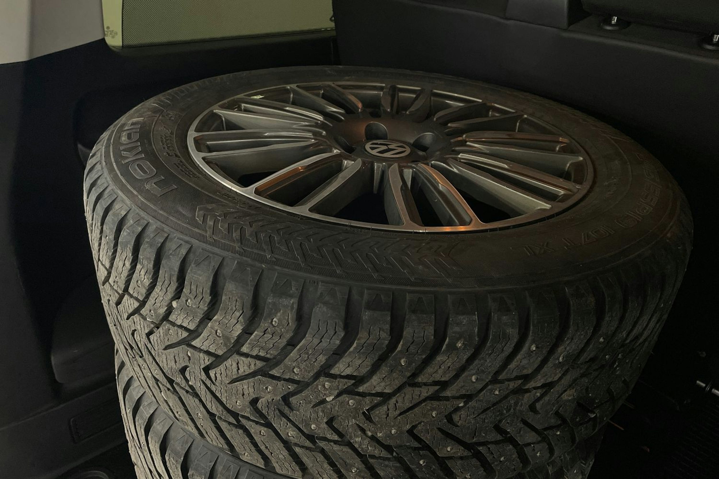 punainen Volkswagen Caravelle 2016 kuva 25.