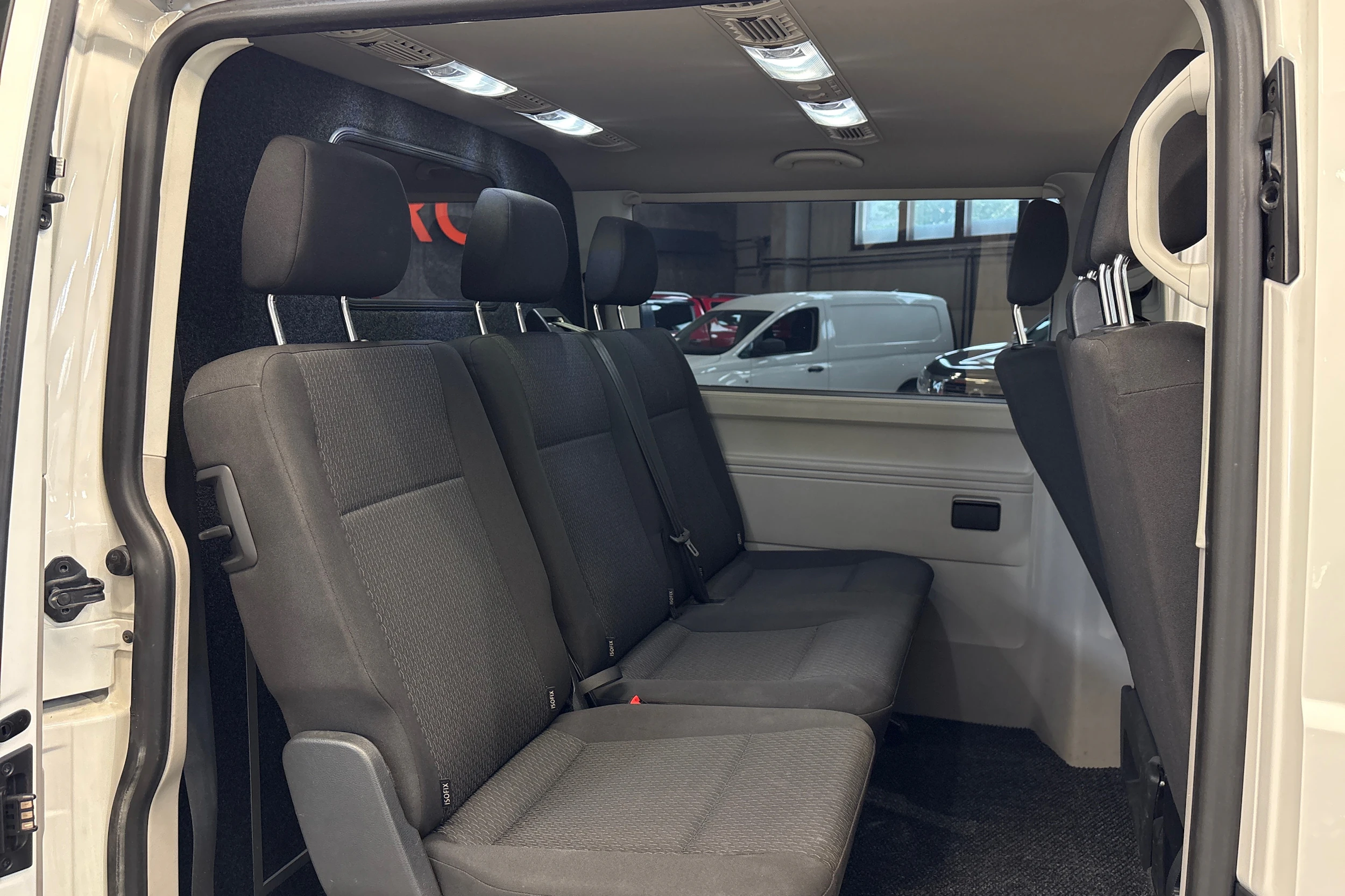 valkoinen Volkswagen Caravelle 2017 kuva 4.