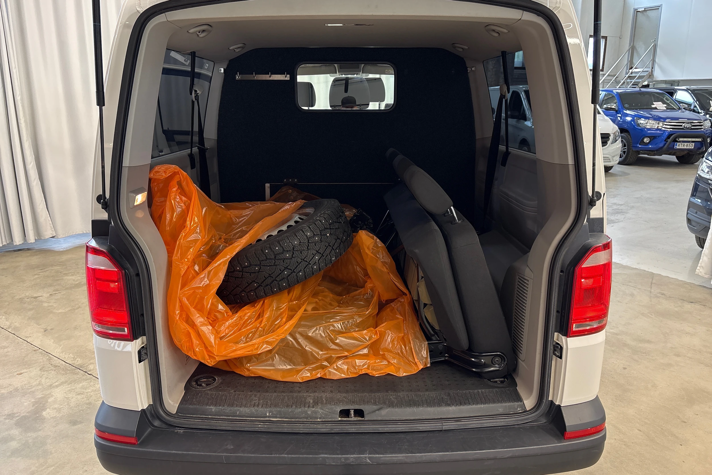 valkoinen Volkswagen Caravelle 2017 kuva 5.