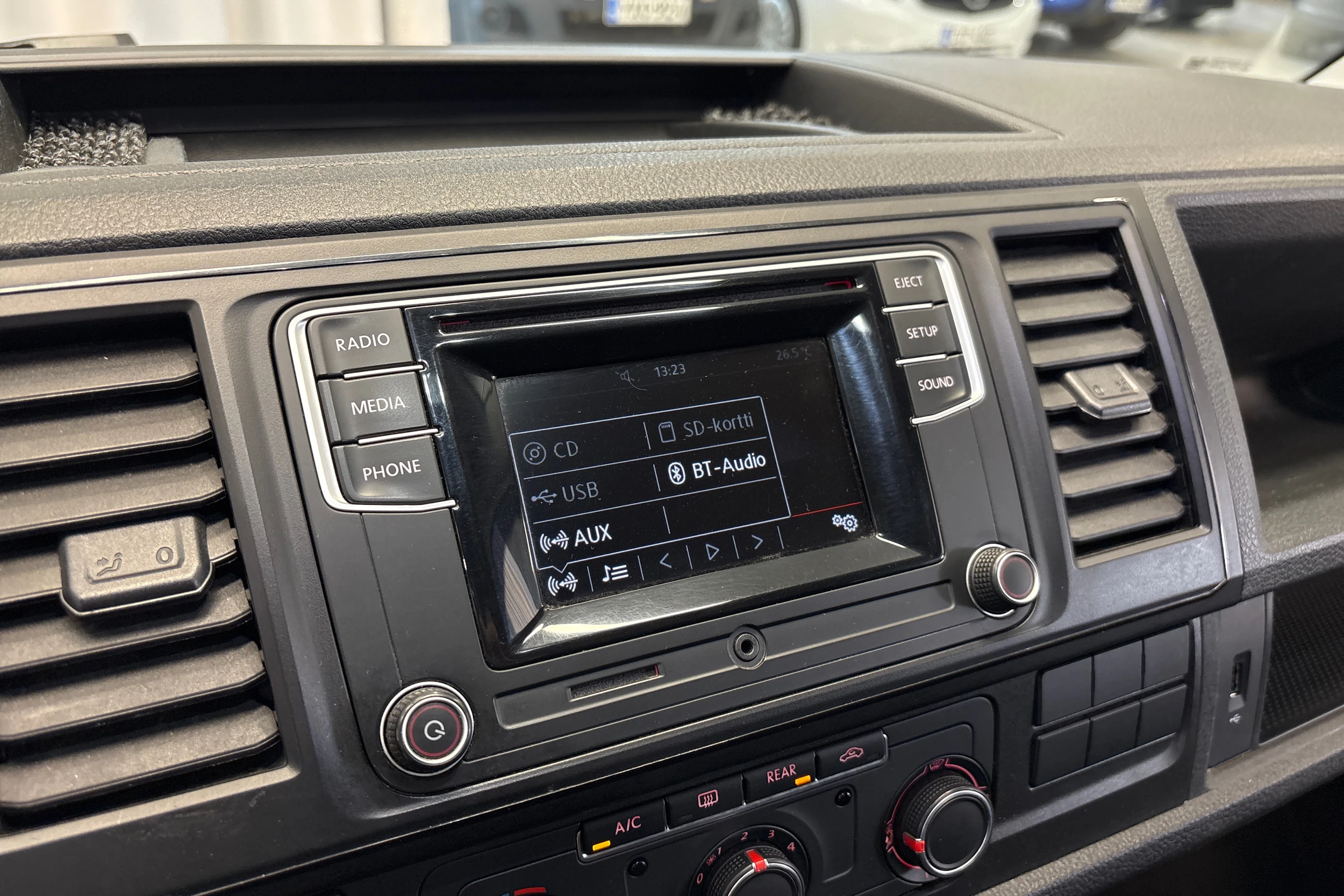 valkoinen Volkswagen Caravelle 2017 kuva 6.