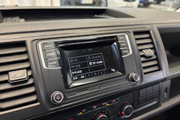 valkoinen Volkswagen Caravelle 2017 kuva 6.