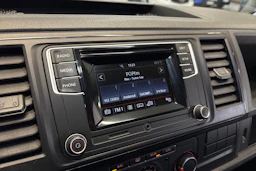 valkoinen Volkswagen Caravelle 2017 kuva 7.