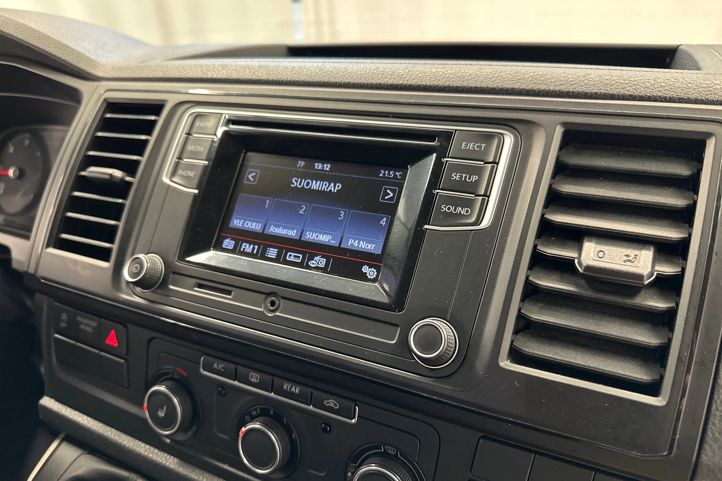 valkoinen Volkswagen Caravelle 2017 kuva 16.