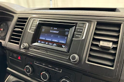 valkoinen Volkswagen Caravelle 2017 kuva 16.