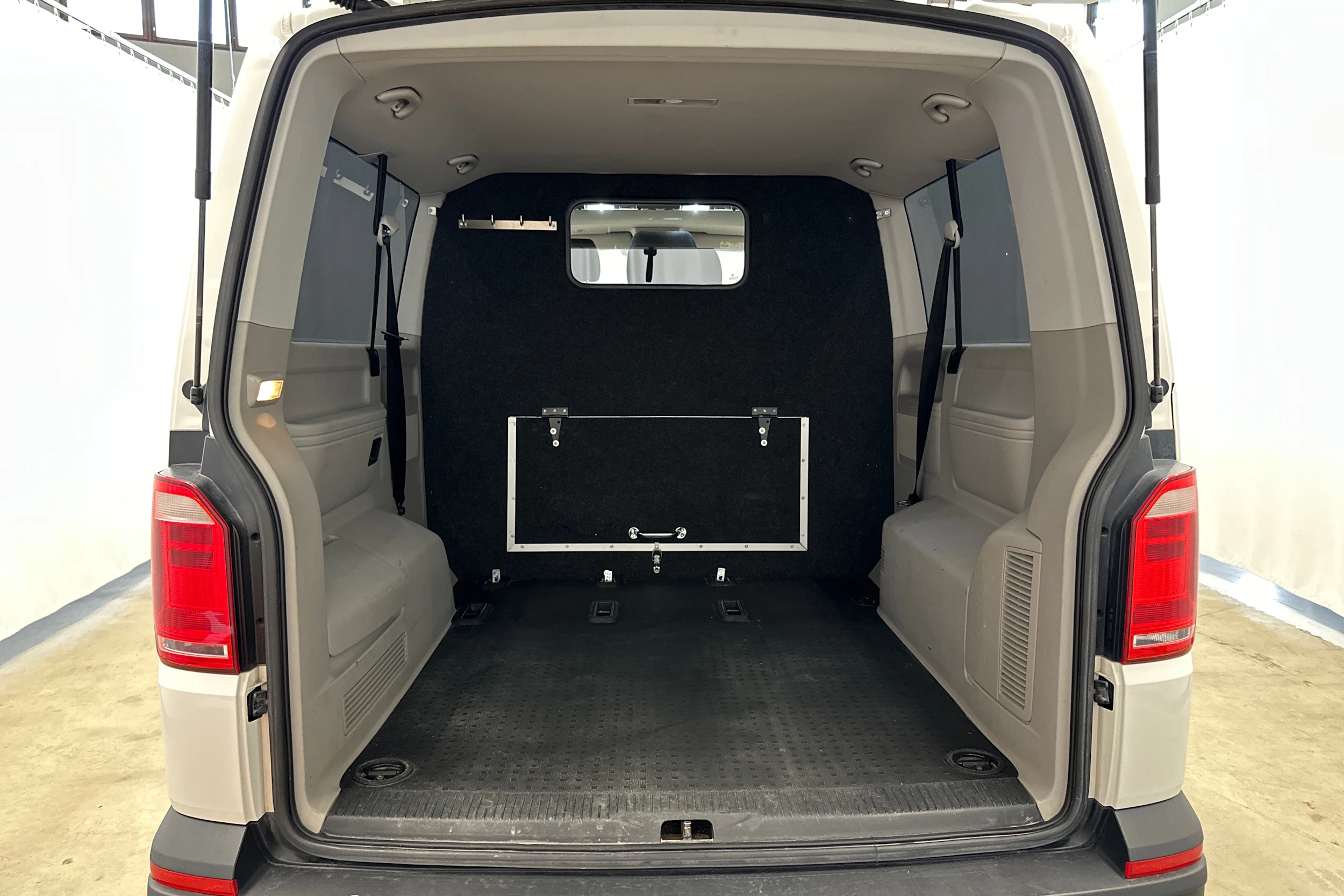 valkoinen Volkswagen Caravelle 2017 kuva 18.