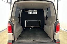 valkoinen Volkswagen Caravelle 2017 kuva 18.
