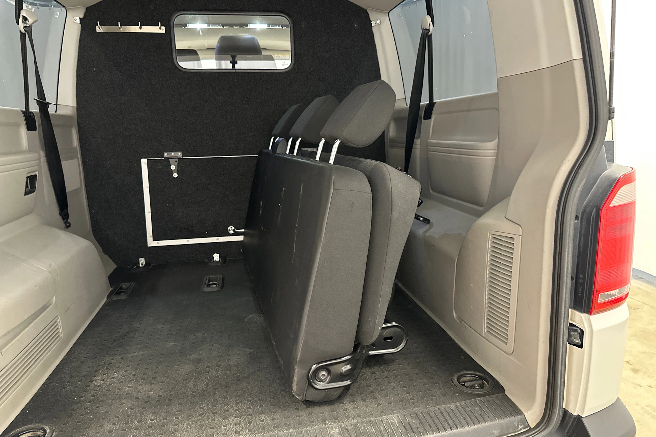 valkoinen Volkswagen Caravelle 2017 kuva 21.