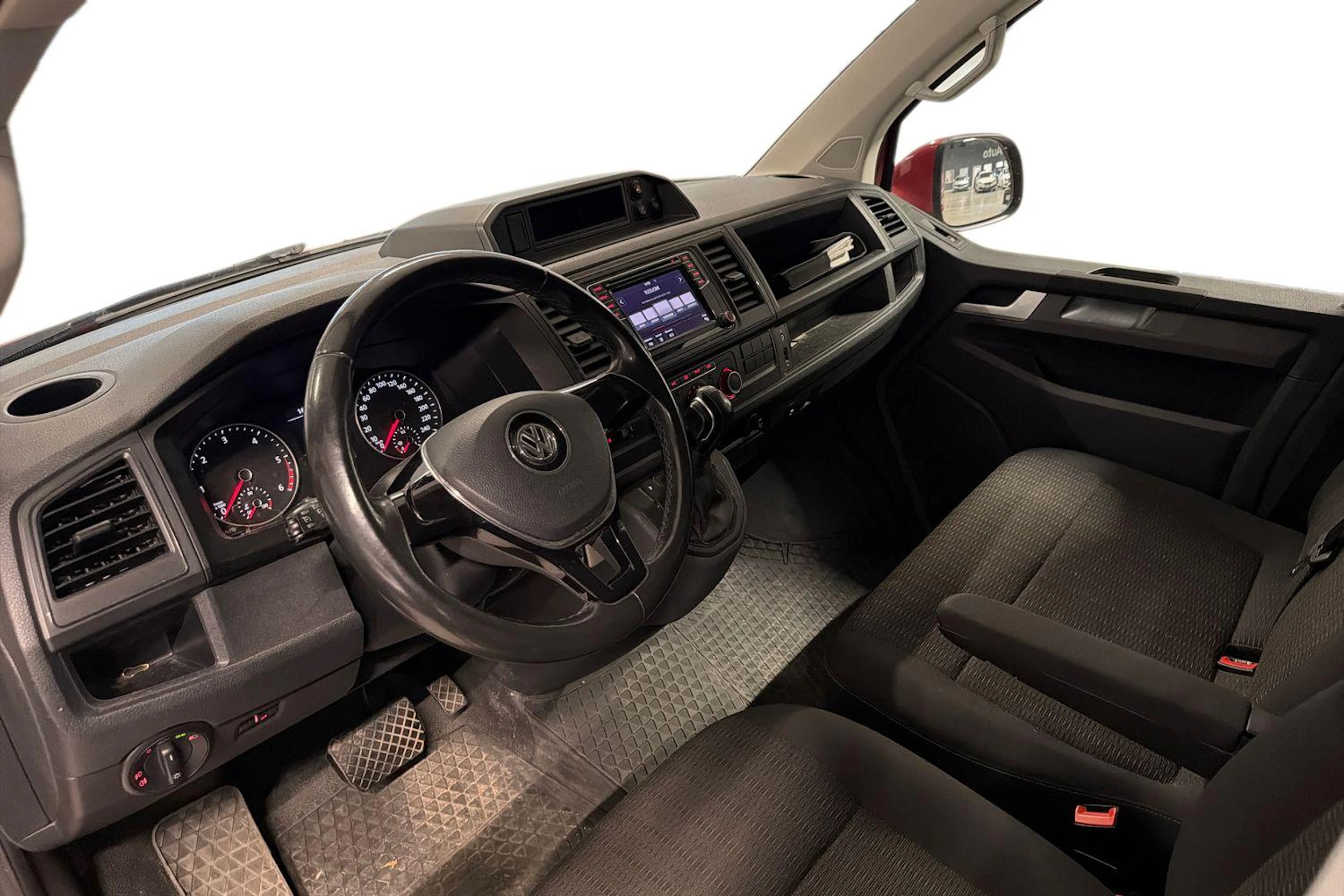 punainen Volkswagen Caravelle 2017 kuva 3.