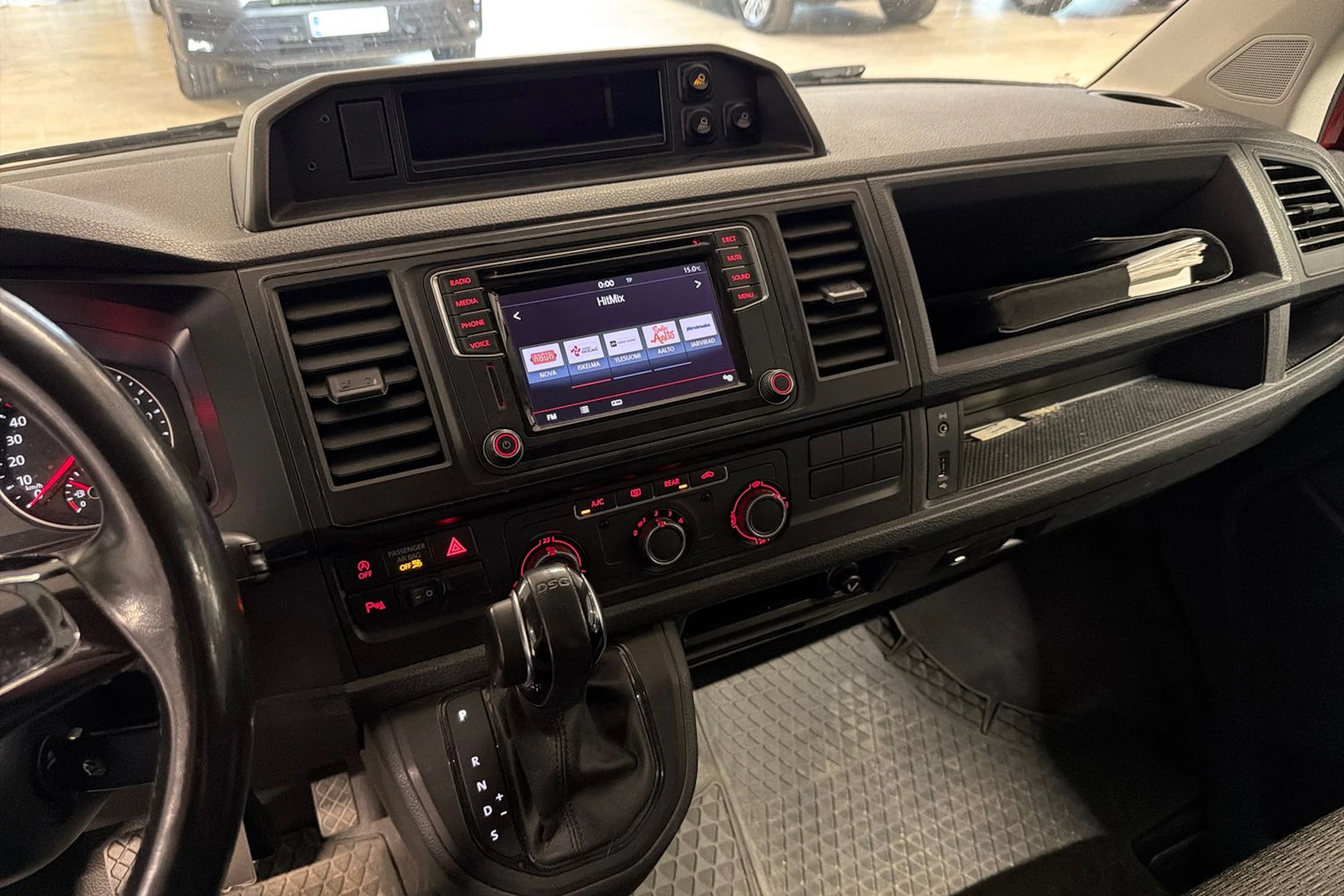 punainen Volkswagen Caravelle 2017 kuva 4.