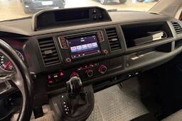 punainen Volkswagen Caravelle 2017 kuva 4.