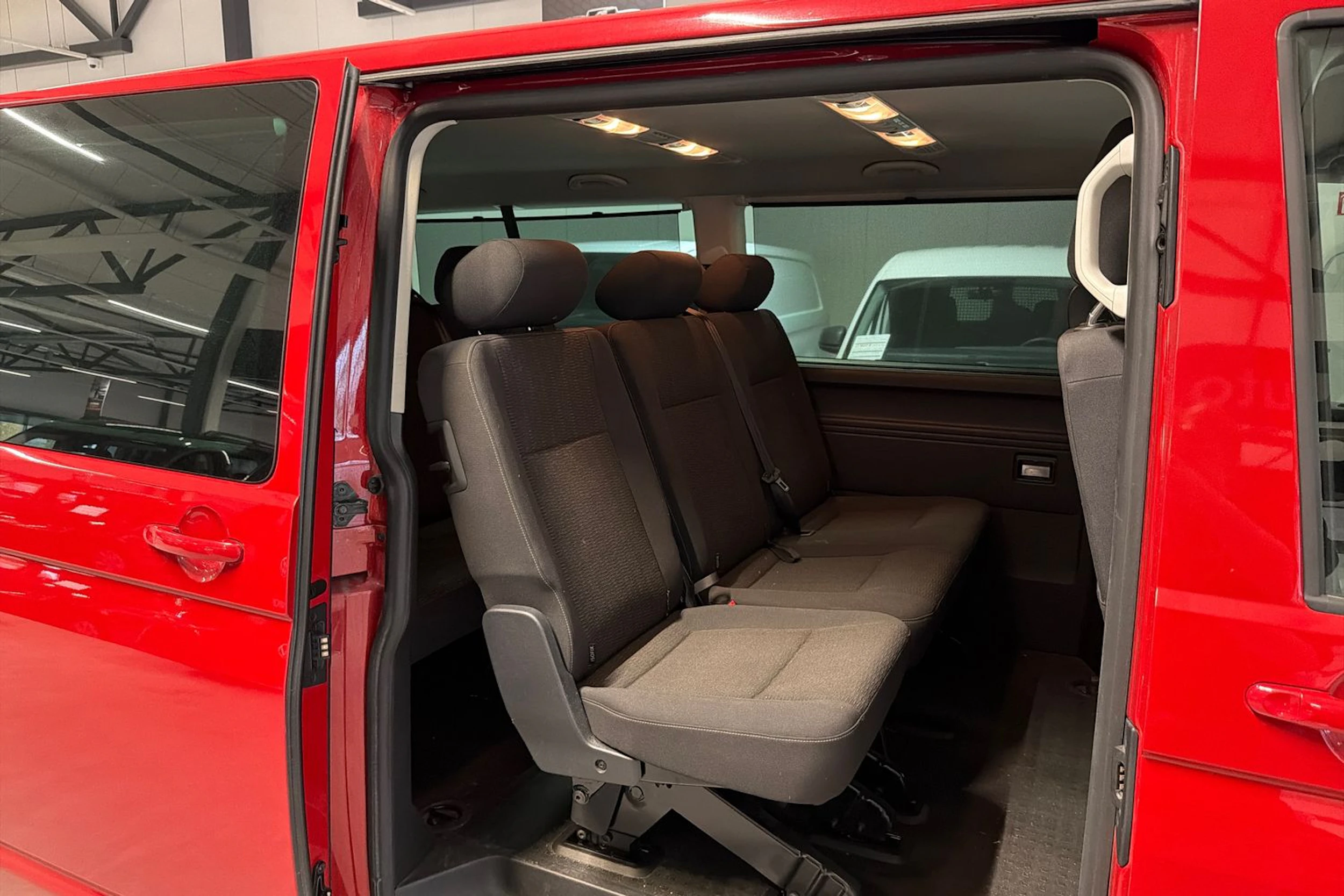 punainen Volkswagen Caravelle 2017 kuva 5.