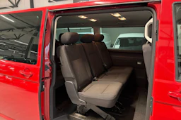 punainen Volkswagen Caravelle 2017 kuva 5.
