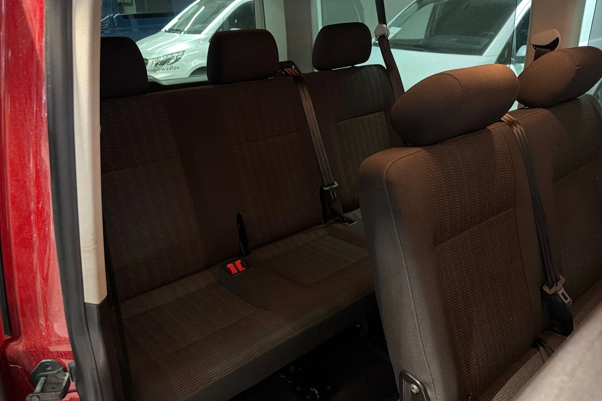 punainen Volkswagen Caravelle 2017 kuva 6.