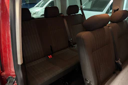 punainen Volkswagen Caravelle 2017 kuva 6.
