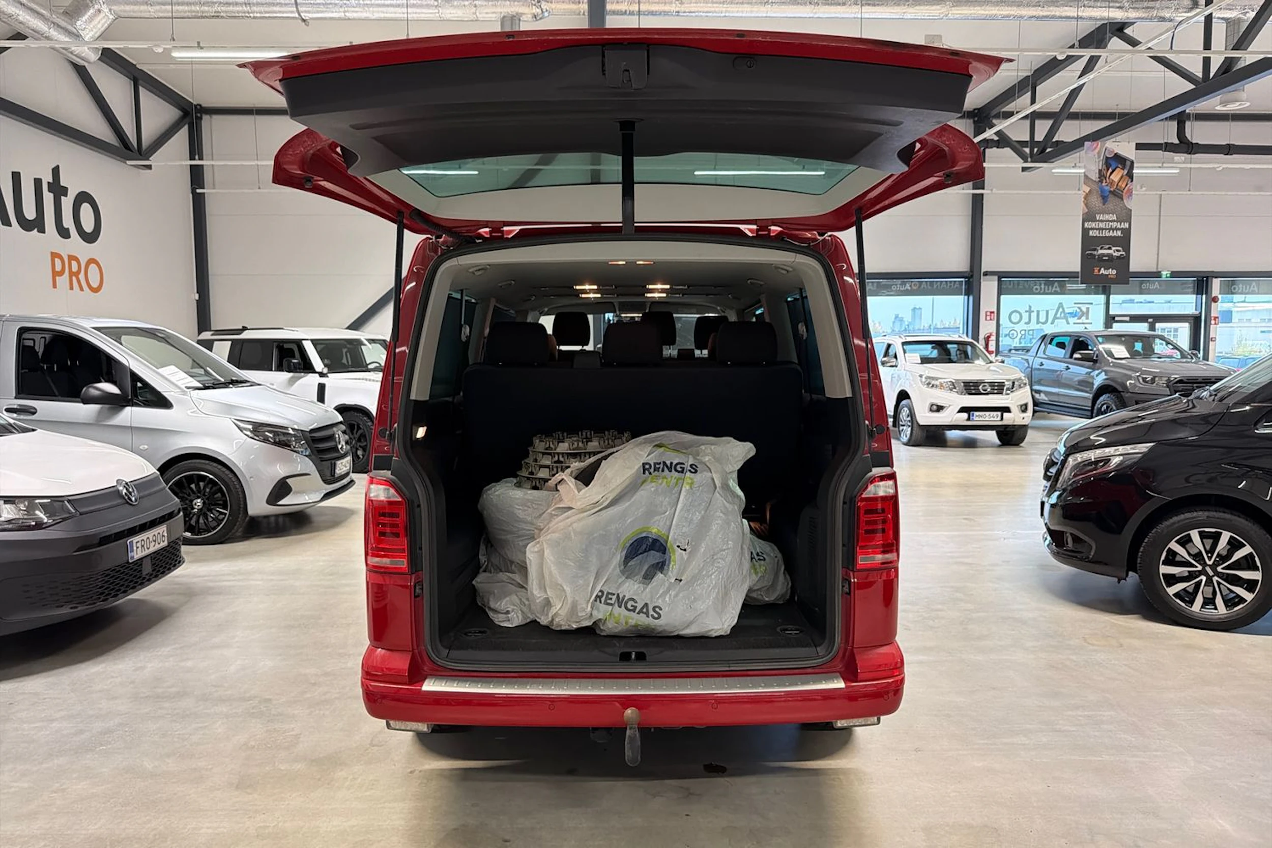 punainen Volkswagen Caravelle 2017 kuva 7.