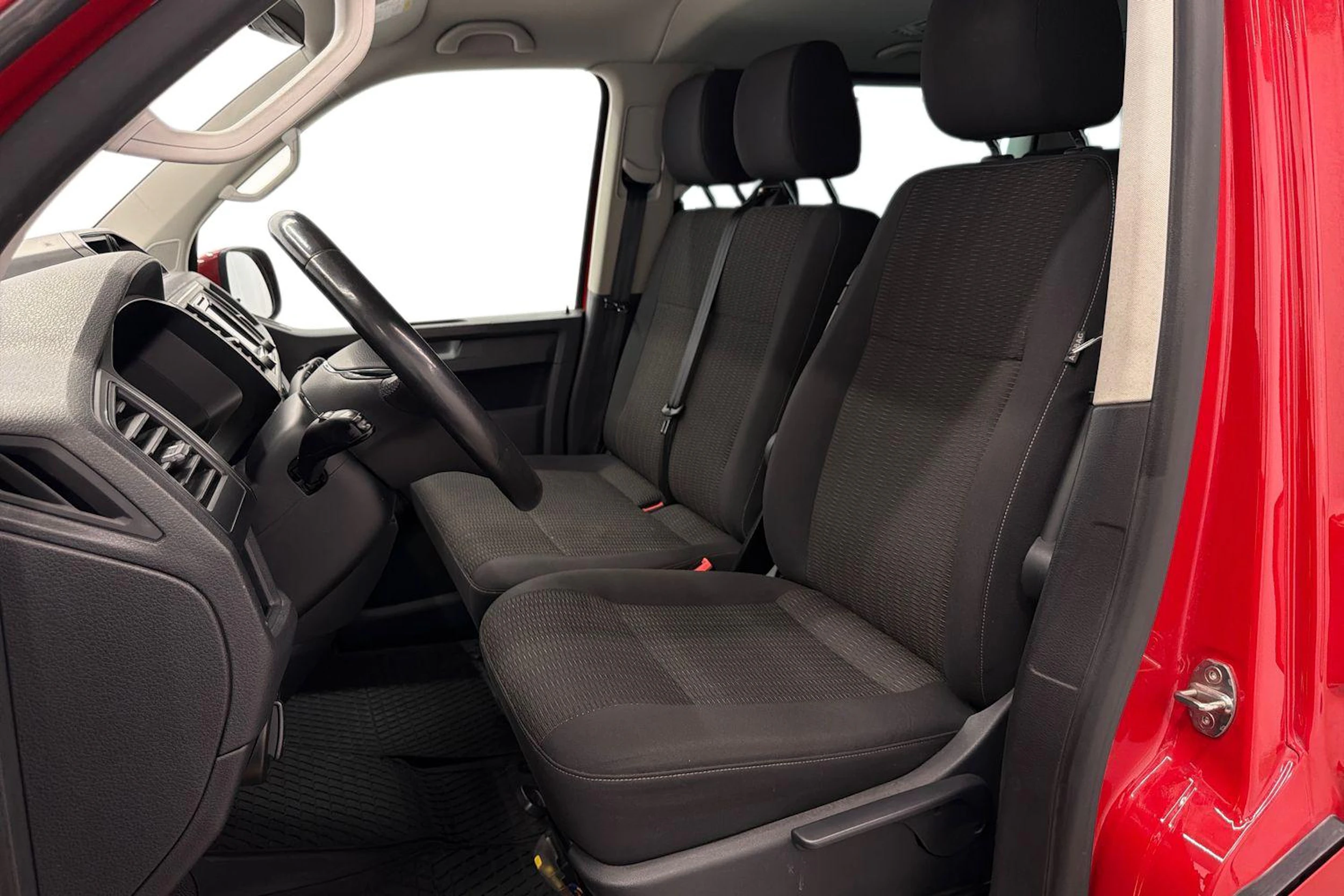 punainen Volkswagen Caravelle 2017 kuva 8.