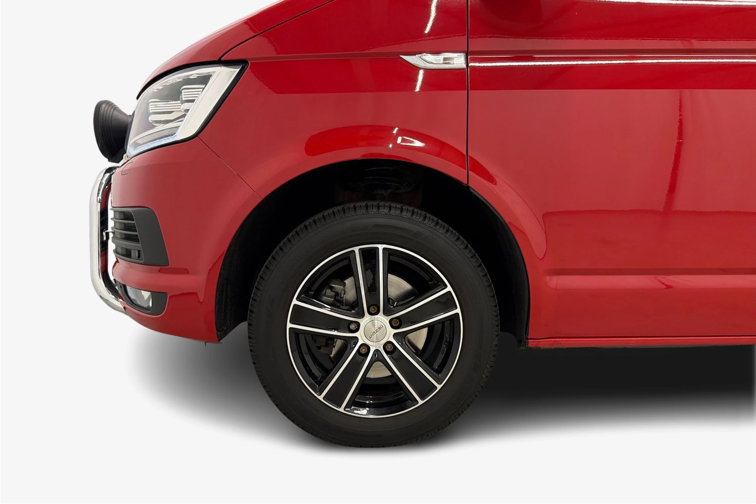 punainen Volkswagen Caravelle 2017 kuva 9.