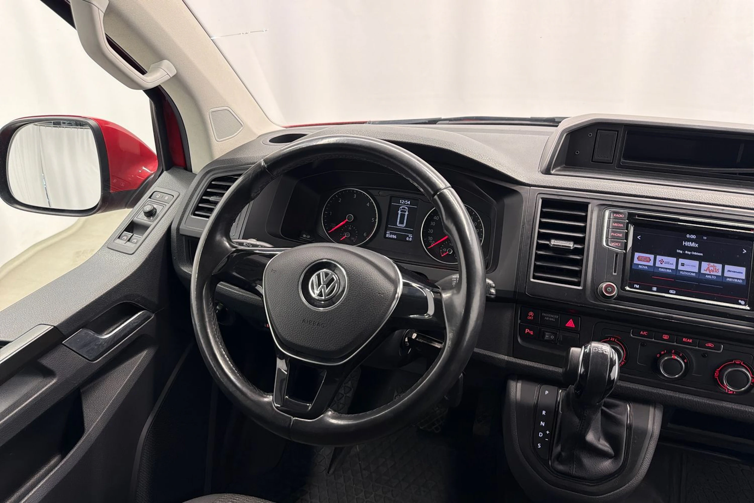 punainen Volkswagen Caravelle 2017 kuva 10.