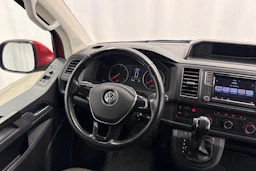 punainen Volkswagen Caravelle 2017 kuva 10.