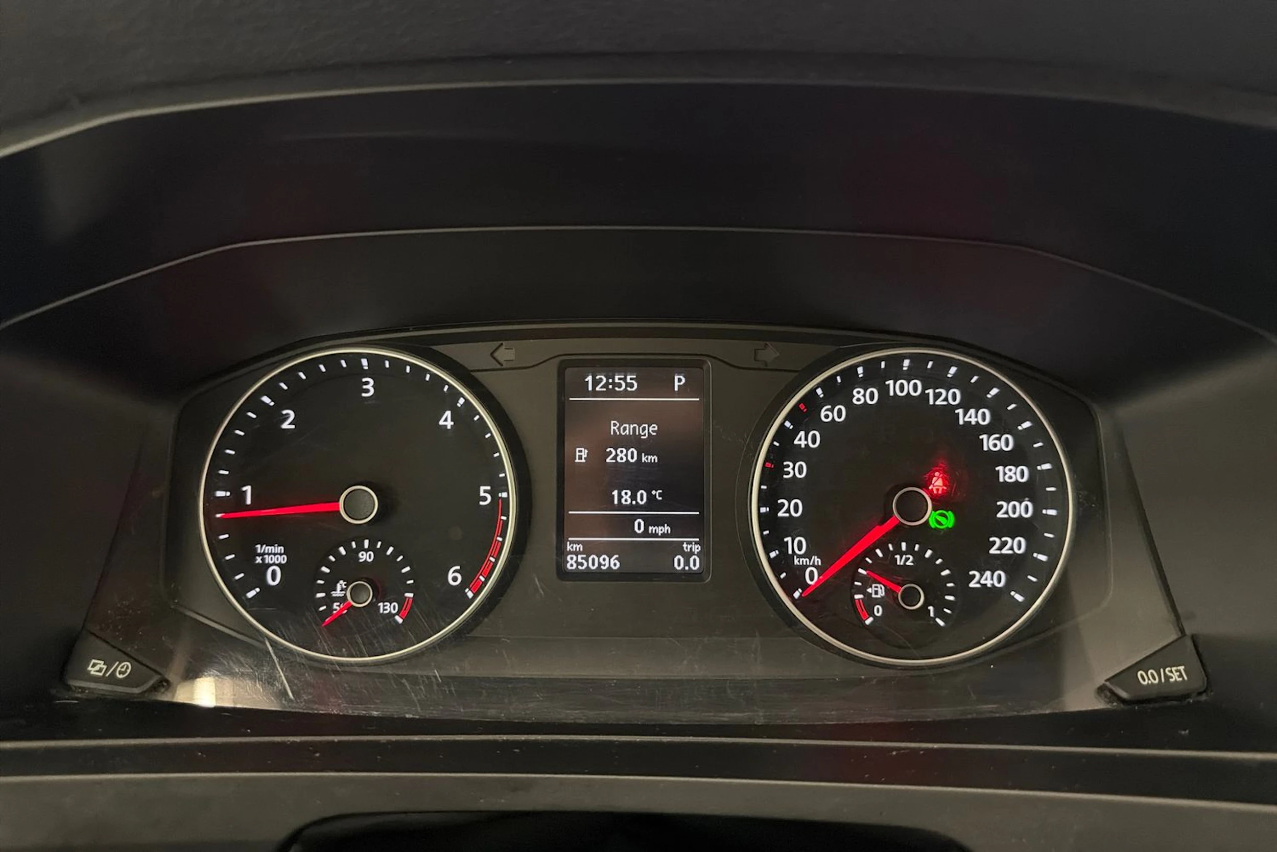 punainen Volkswagen Caravelle 2017 kuva 11.