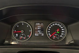 punainen Volkswagen Caravelle 2017 kuva 11.