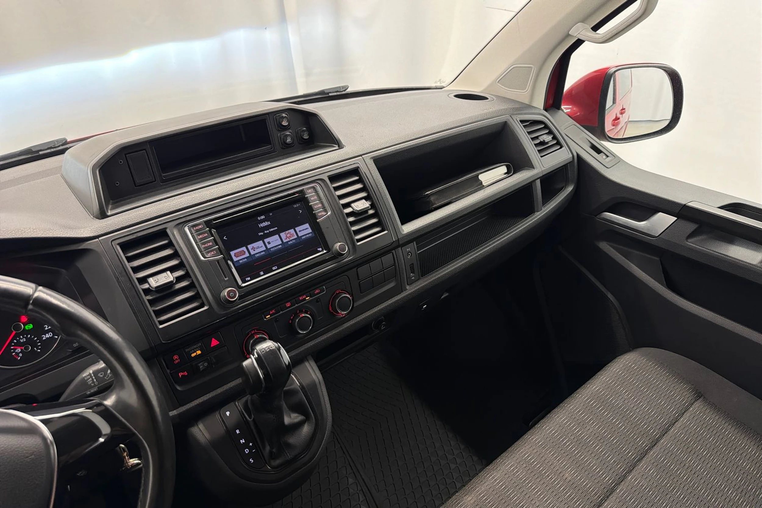 punainen Volkswagen Caravelle 2017 kuva 12.