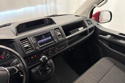 punainen Volkswagen Caravelle 2017 kuva 12.