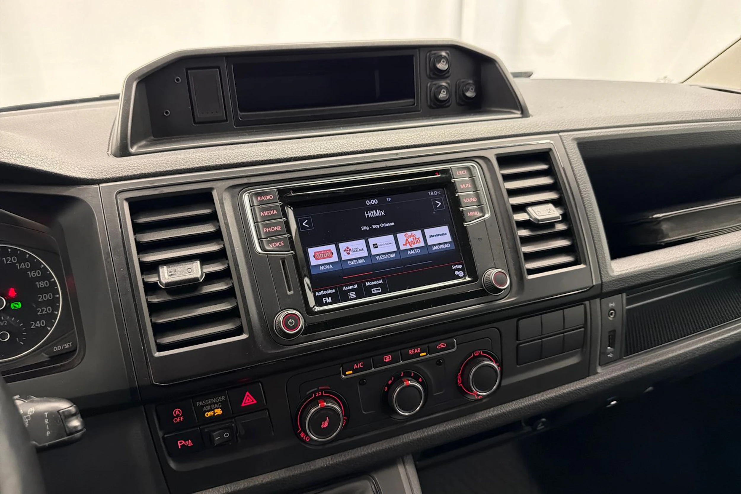 punainen Volkswagen Caravelle 2017 kuva 13.