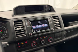 punainen Volkswagen Caravelle 2017 kuva 13.