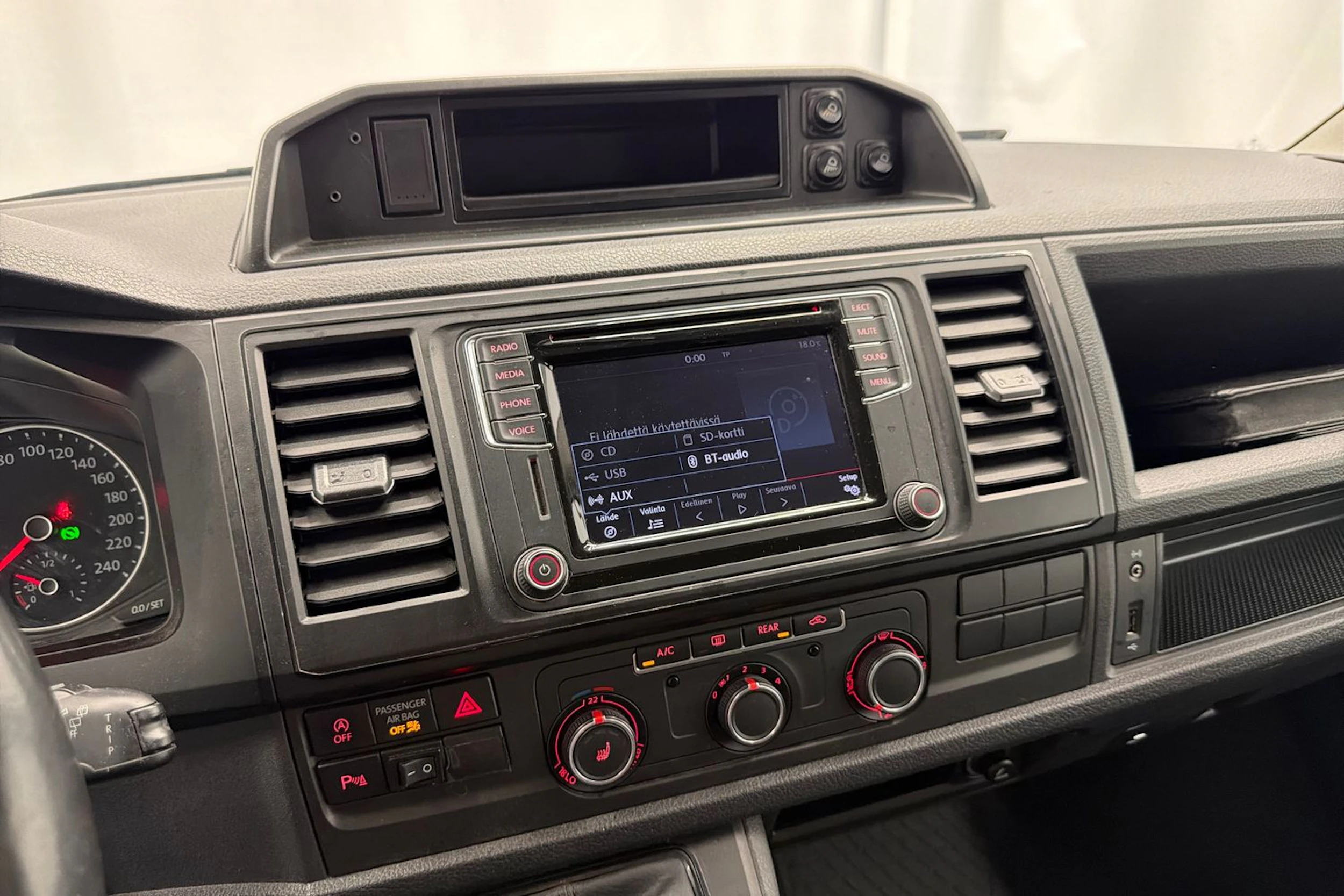 punainen Volkswagen Caravelle 2017 kuva 14.