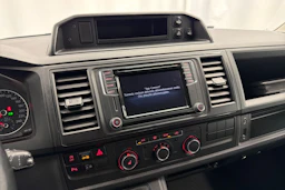 punainen Volkswagen Caravelle 2017 kuva 15.