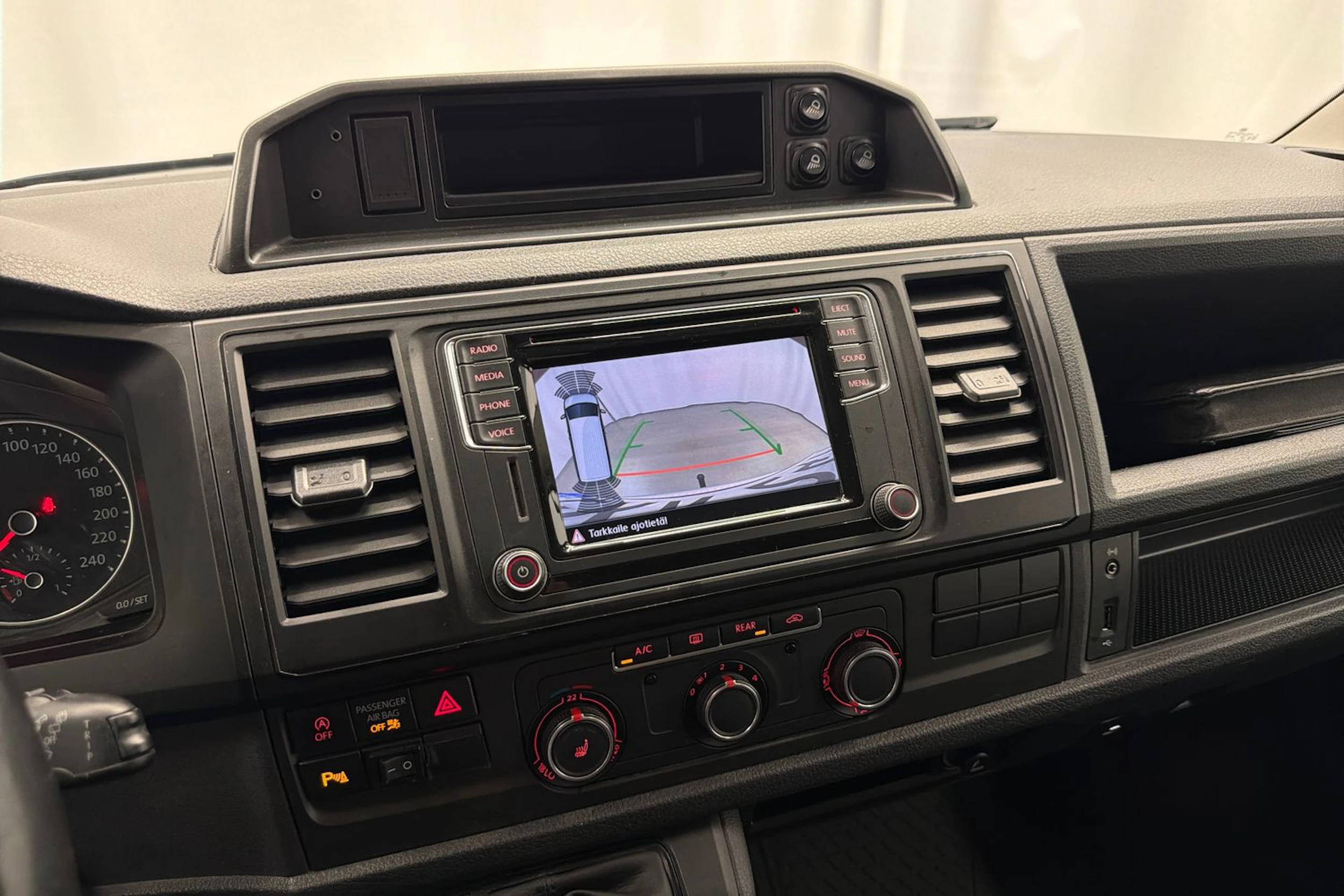 punainen Volkswagen Caravelle 2017 kuva 16.