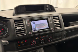 punainen Volkswagen Caravelle 2017 kuva 16.