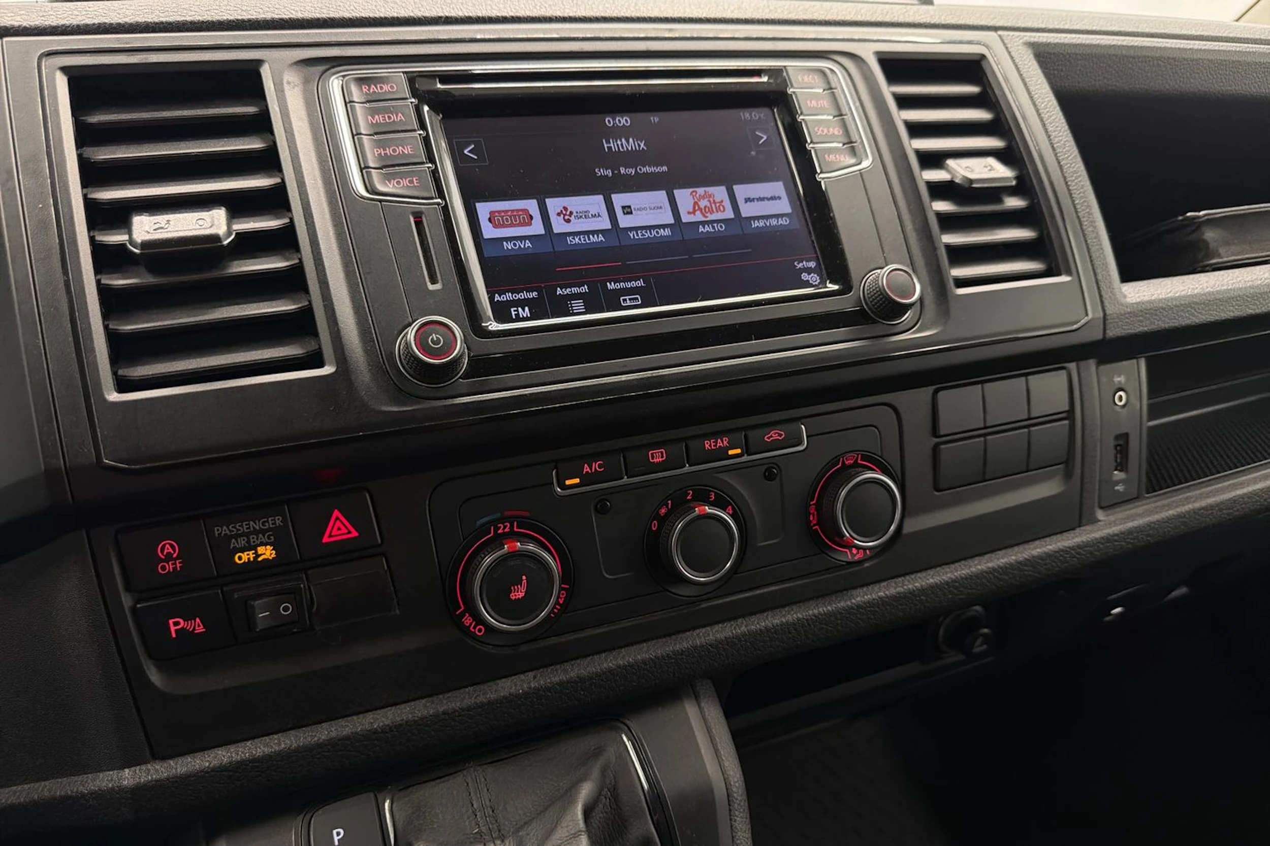 punainen Volkswagen Caravelle 2017 kuva 17.