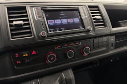 punainen Volkswagen Caravelle 2017 kuva 17.