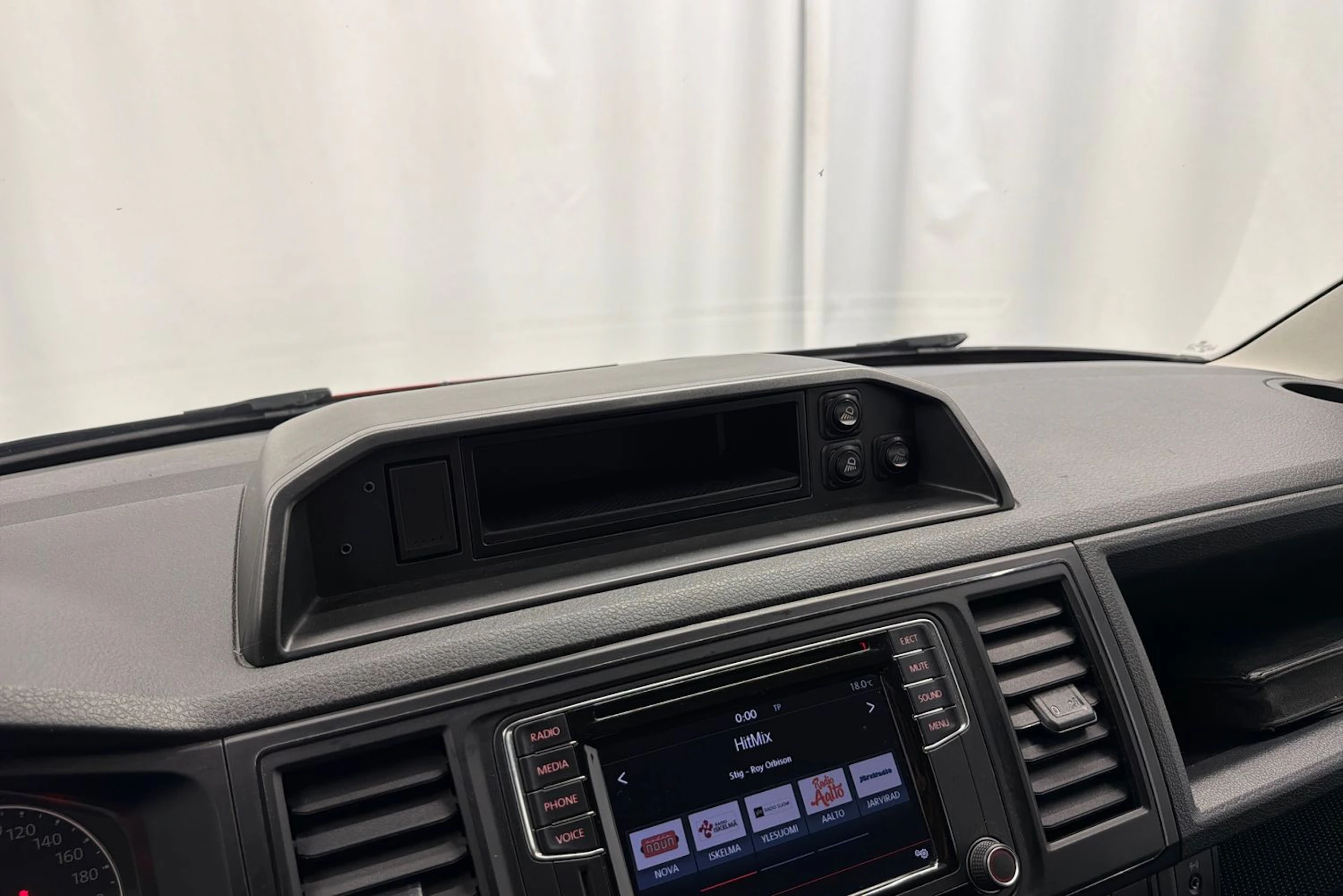 punainen Volkswagen Caravelle 2017 kuva 18.