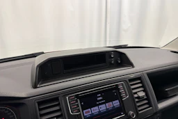 punainen Volkswagen Caravelle 2017 kuva 18.