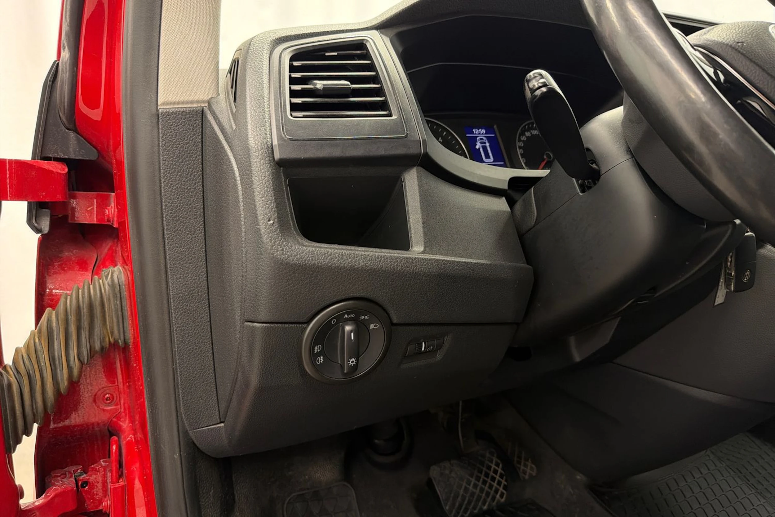 punainen Volkswagen Caravelle 2017 kuva 19.