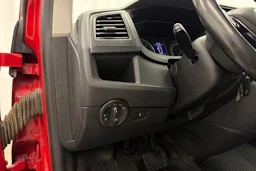 punainen Volkswagen Caravelle 2017 kuva 19.
