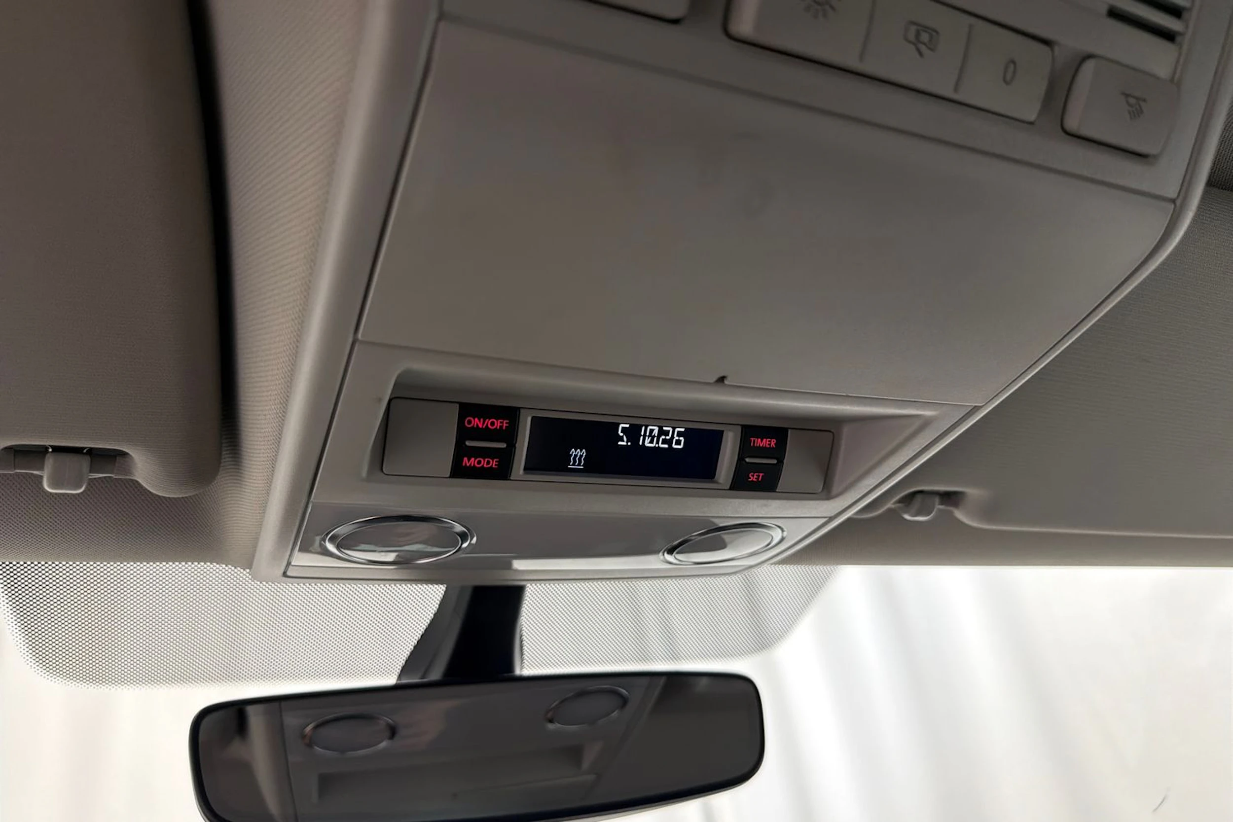 punainen Volkswagen Caravelle 2017 kuva 21.