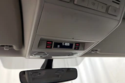 punainen Volkswagen Caravelle 2017 kuva 21.