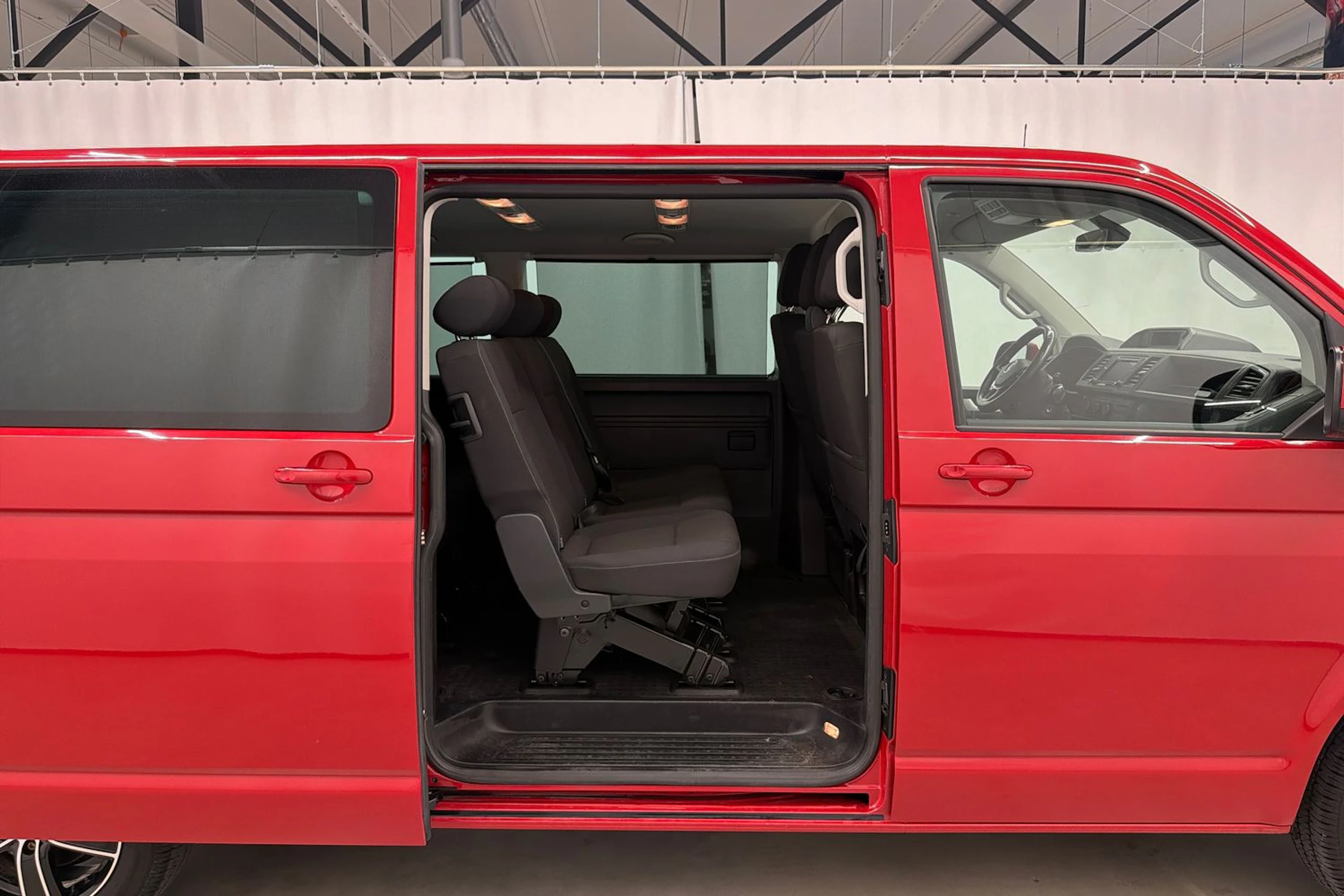 punainen Volkswagen Caravelle 2017 kuva 22.