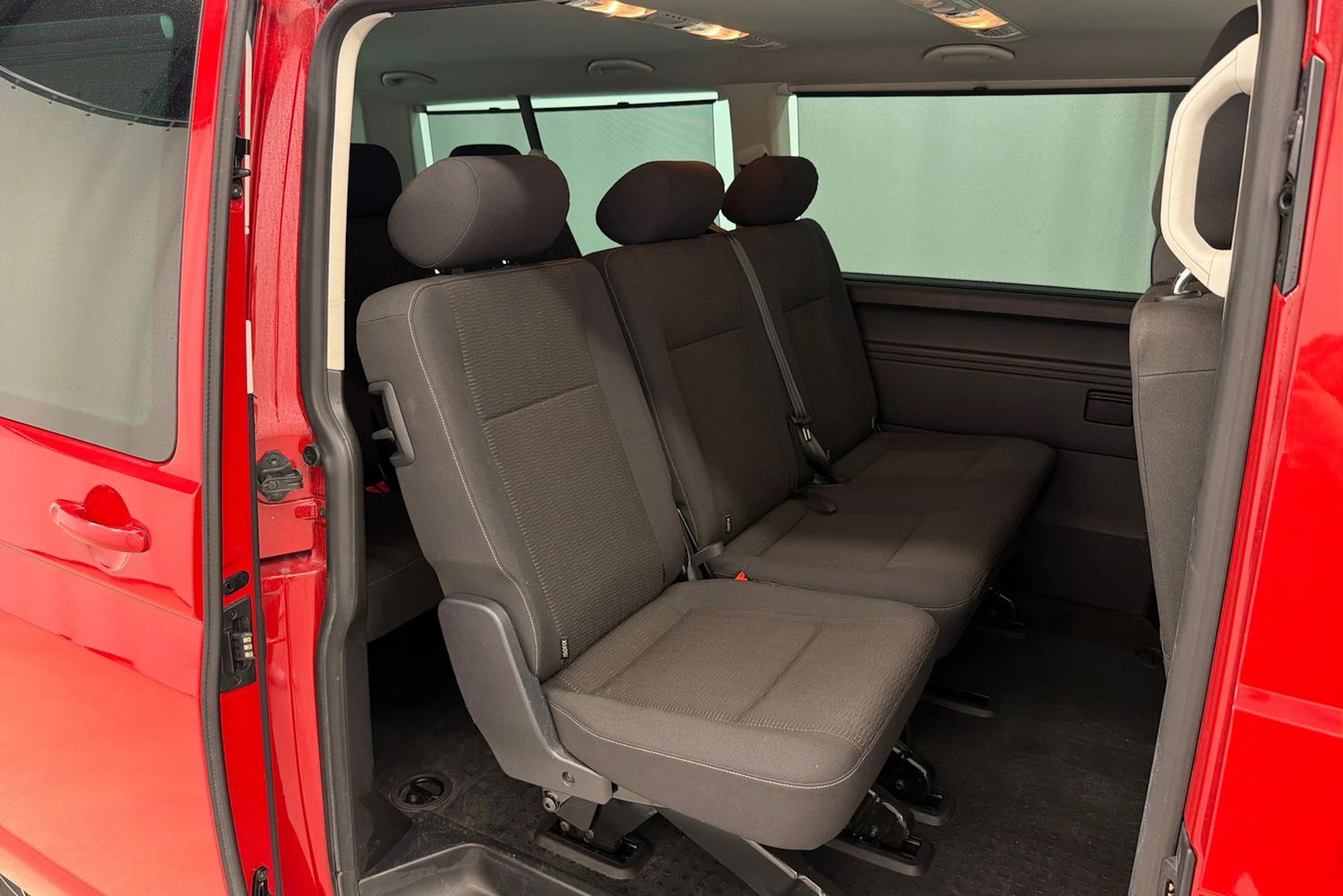 punainen Volkswagen Caravelle 2017 kuva 23.