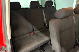 punainen Volkswagen Caravelle 2017 kuva 24.