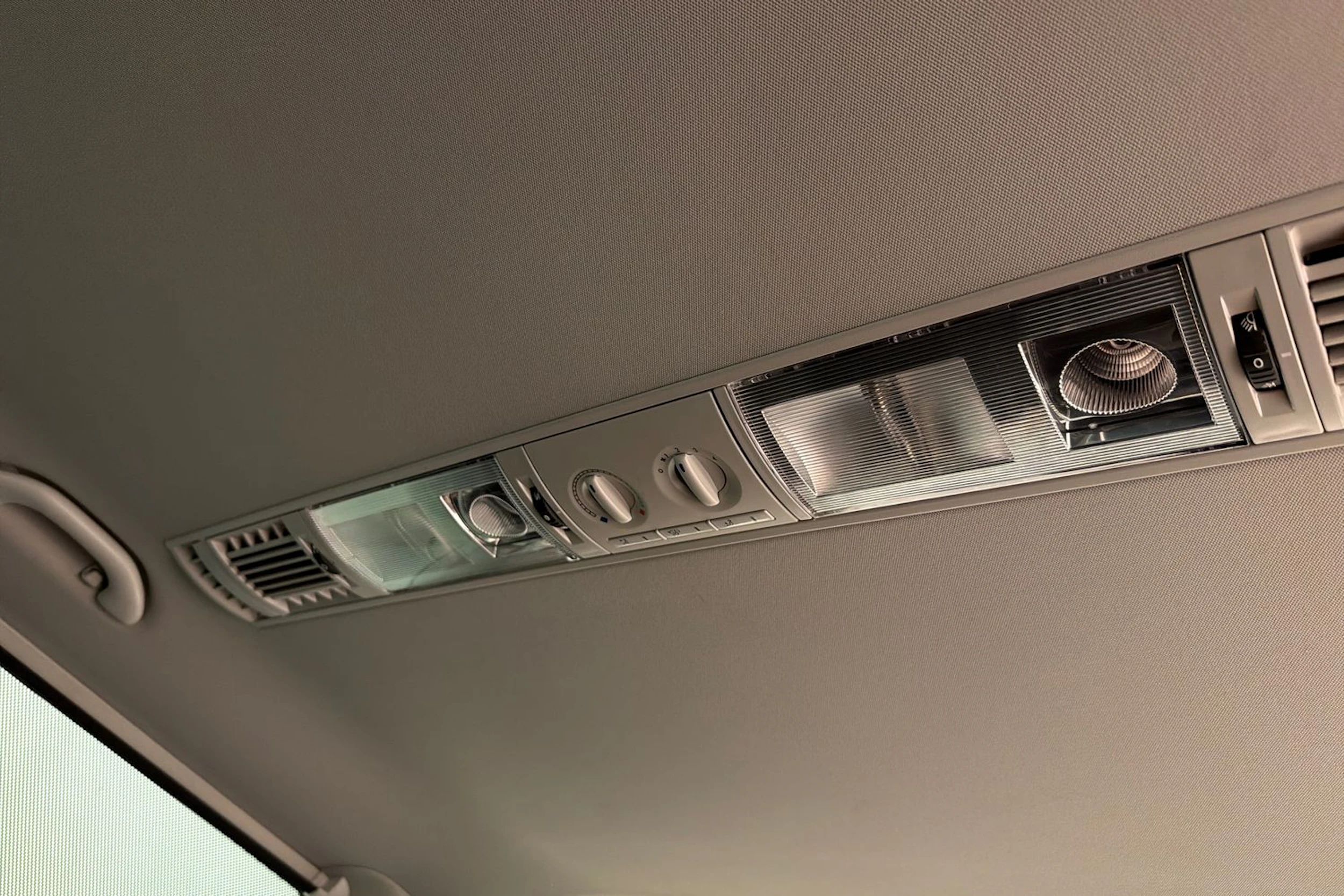 punainen Volkswagen Caravelle 2017 kuva 25.