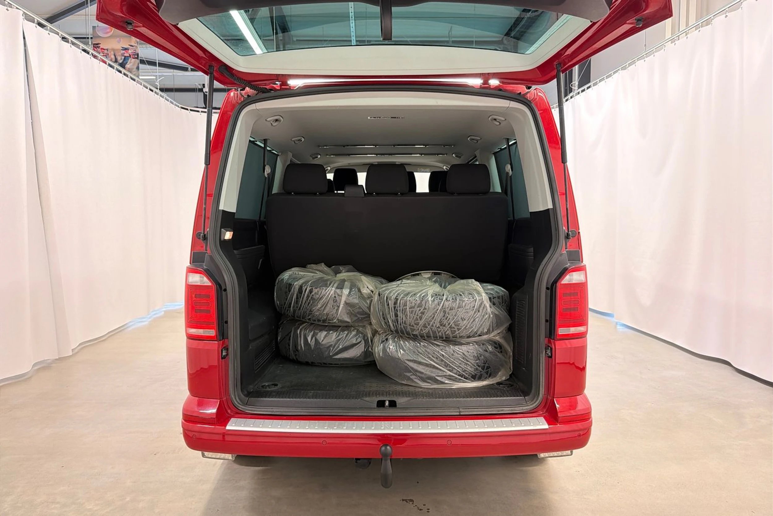 punainen Volkswagen Caravelle 2017 kuva 26.