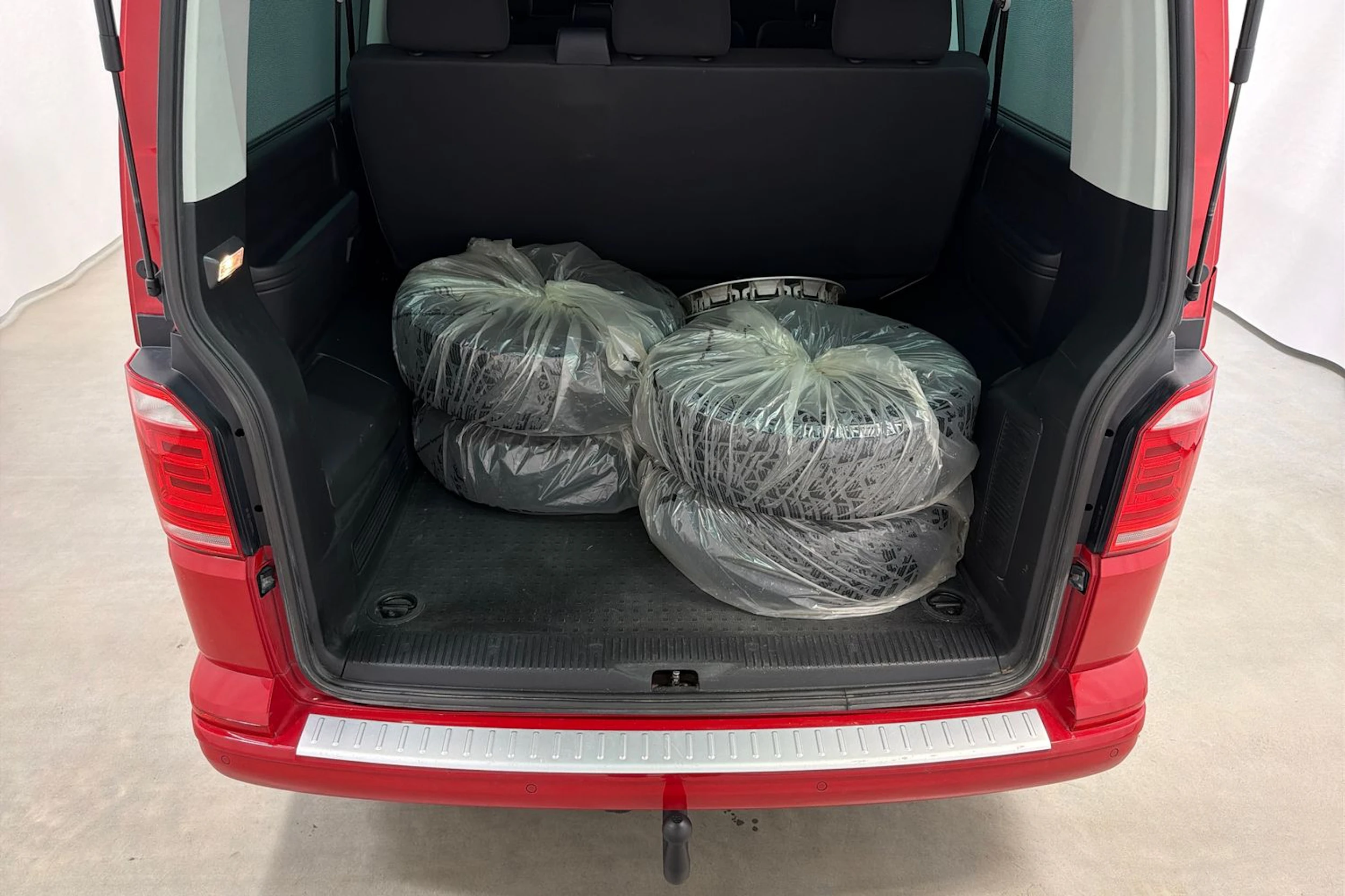 punainen Volkswagen Caravelle 2017 kuva 27.