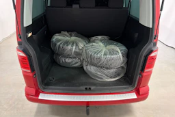 punainen Volkswagen Caravelle 2017 kuva 27.